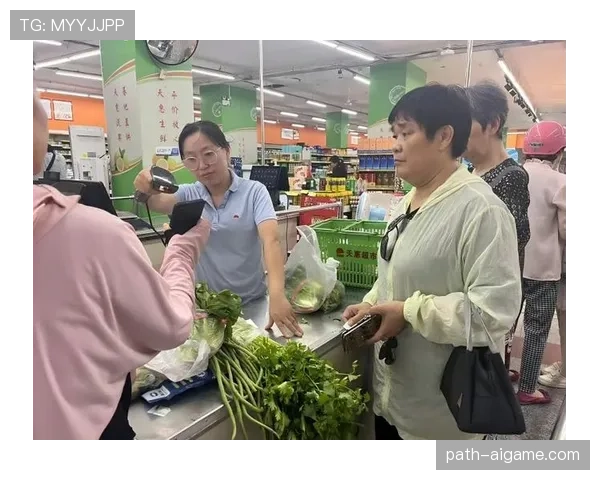 孙悦拿着大牌袋子挤超市收银台，收银阿姨盯着半天，那表情太现实了
